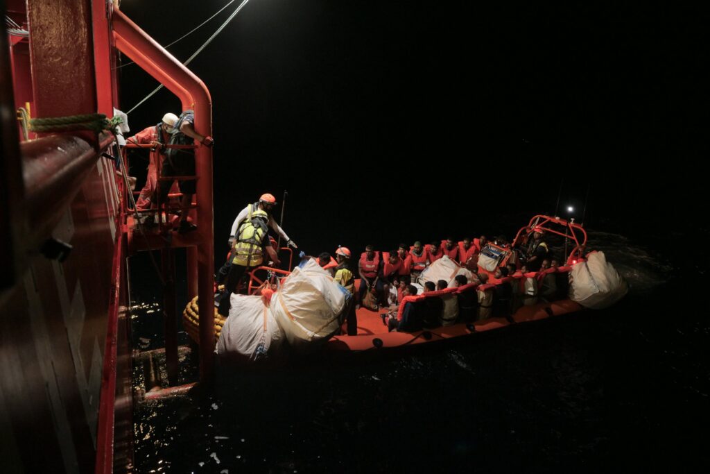 Más de 623 migrantes son rescatados en el mediterraneo por el barco humanitario "Ocean Viking"