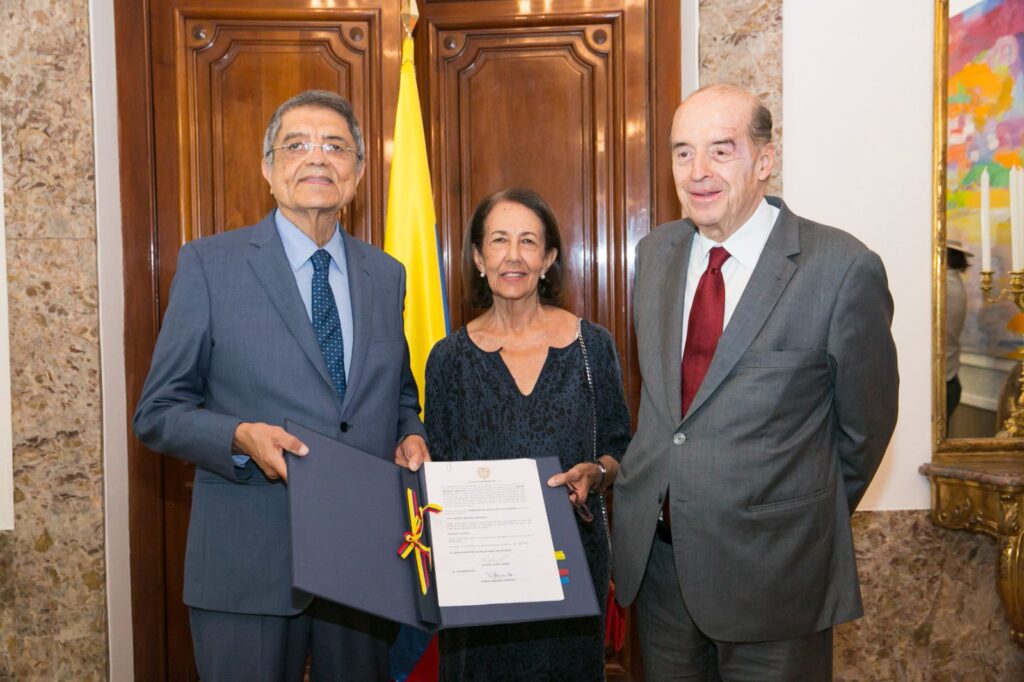 Sergio Ramírez recibe la nacionalidad colombiana