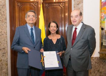 Sergio Ramírez recibe la nacionalidad colombiana