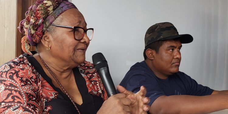 La líder indígena Susana Cunningham, en una de las reuniones con los miembros de las comunidades indígenas del caribe nicaragüense.