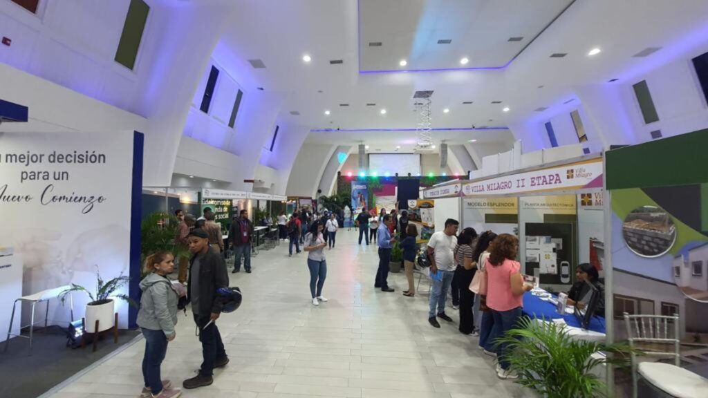 Poca presencia de personas en la «Feria Nacional de la Vivienda», promovida por la dictadura de Ortega. Foto: Artículo 66 / Cortesía 