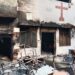 Vista de una iglesia incendiada en las afueras de Faisalabad el 16 de agosto de 2023, luego de un ataque de hombres musulmanes luego de que una familia cristiana fuera acusada de blasfemia - Cientos de hombres musulmanes incendiaron cuatro iglesias y destrozaron un cementerio durante un alboroto en el este de Pakistán el 16 de agosto, dijeron las autoridades, después de que una familia cristiana fuera acusada de blasfemia. (Foto de Ghazanfar MAJID / AFP)