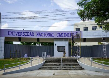 Instalan nuevo nombre de la universidad orteguista en la entrada principal de la UCA.