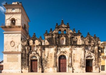 La Catedral Inmaculada Concepción de Granada, insta a los fieles a realizar sus contribuciones en alcancías y oficinas parroquiales y no en cuentas bancarias porque están congeladas.