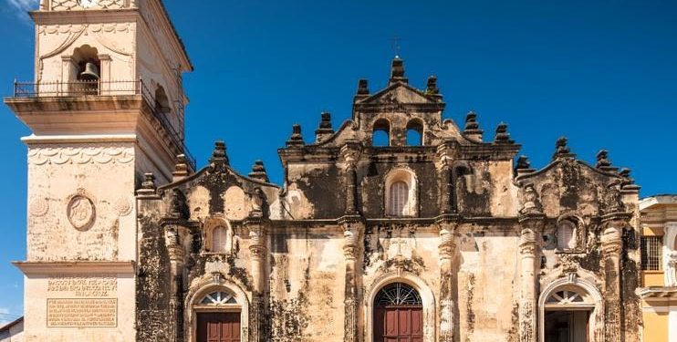 La Catedral Inmaculada Concepción de Granada, insta a los fieles a realizar sus contribuciones en alcancías y oficinas parroquiales y no en cuentas bancarias porque están congeladas.