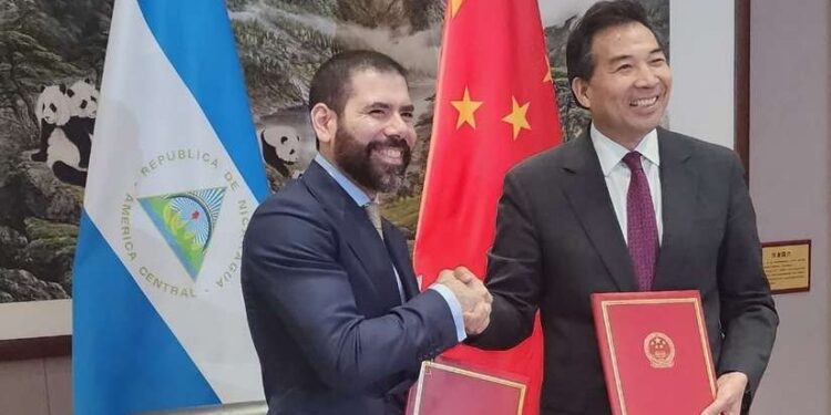 Laureano Ortega con plenos poderes otorgados por su padre para firmar TLC con China