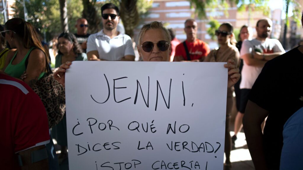 Un partidario del presidente de la federación española de fútbol, Luis Rubiales, sostiene una pancarta que dice: «Jenni, ¿por qué no dices la verdad?"» Foto: Artículo 66 / AFP