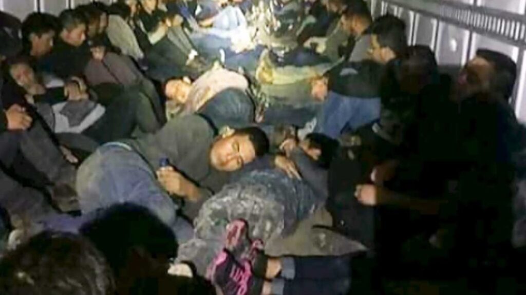 Un contenedor en marcha y con decenas de migrantes, entre ellos varios nicaragüenses. Foto: Artículo 66 / Cortesía