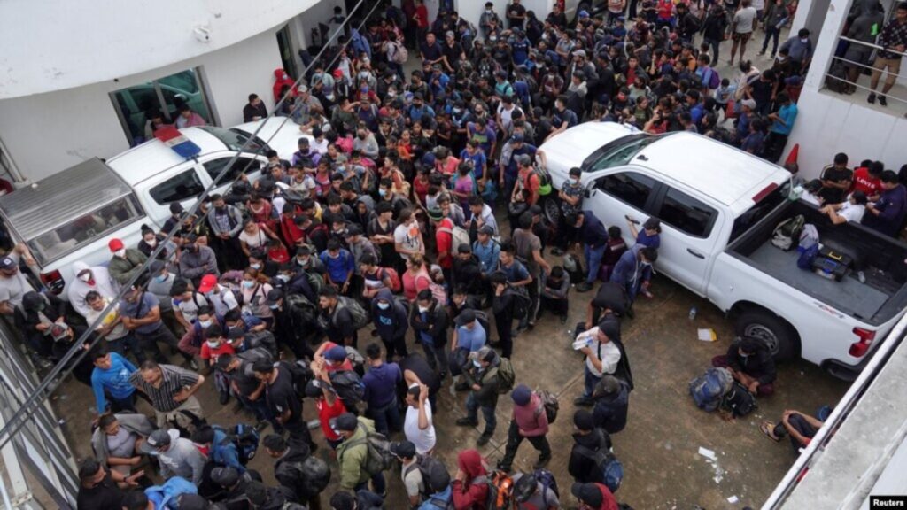 Decenas de migrantes centroamericanos en México. Foto: Reuters/VOA 
