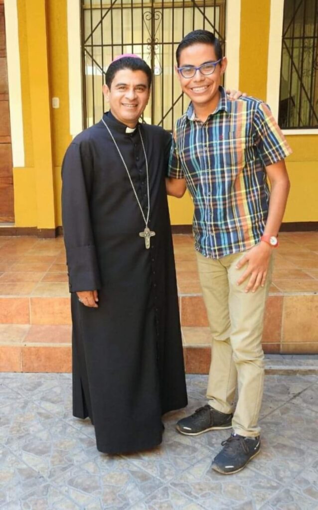 Exfotógrafo del Obispo Álvarez: «Las enseñanzas de monseñor han sido útiles en este destierro»