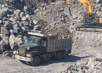 En la gráfica se observan los camiones que  trasladan material de la mina de piedra para ser procesados en maquinarias.