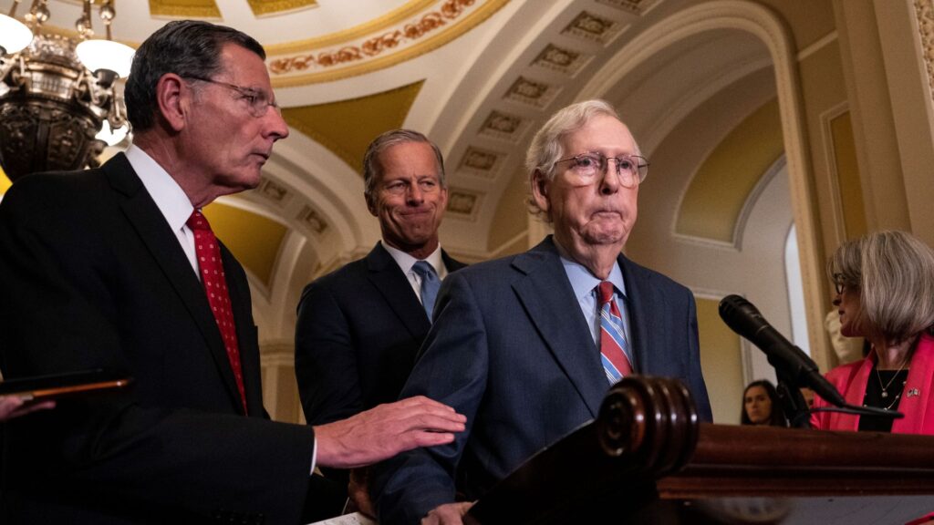Senador republicano de EE.UU. McConnell se queda paralizado en conferencia prensa
