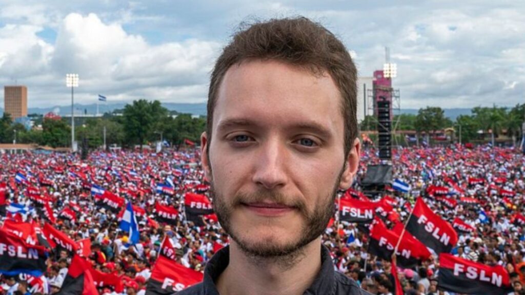 Dictadura de Ortega le regala la nacionalidad nicaragüense a bloguero Benjamín Norton