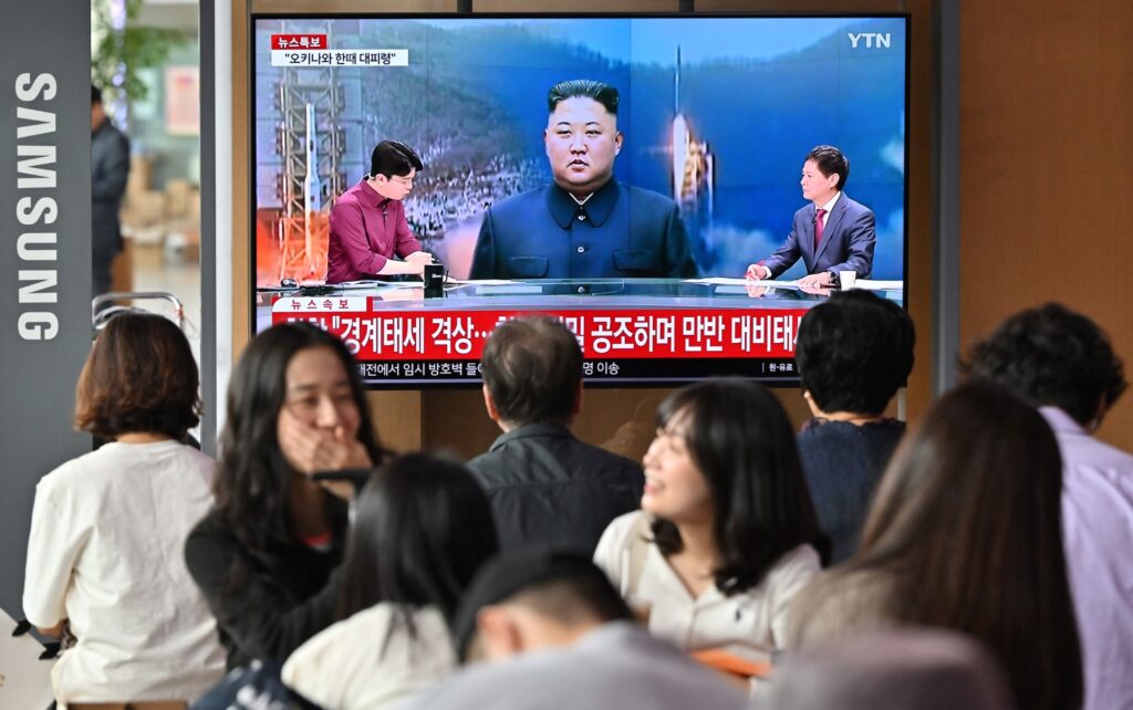(ARCHIVOS) La gente mira una pantalla de televisión que muestra una transmisión de noticias con imágenes de archivo del líder de Corea del Norte, Kim Jong Un, en la estación de tren de Seúl en Seúl el 31 de mayo de 2023. - Corea del Norte ha informado a Japón que planea lanzar un satélite en el Los próximos días, dijo el gobierno japonés el 22 de agosto de 2023, menos de tres meses después de que un esfuerzo fallido provocara que un satélite militar se hundiera en el mar. (Foto de Jung Yeon-je / AFP)