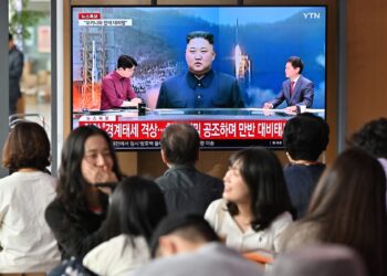 (ARCHIVOS) La gente mira una pantalla de televisión que muestra una transmisión de noticias con imágenes de archivo del líder de Corea del Norte, Kim Jong Un, en la estación de tren de Seúl en Seúl el 31 de mayo de 2023. - Corea del Norte ha informado a Japón que planea lanzar un satélite en el Los próximos días, dijo el gobierno japonés el 22 de agosto de 2023, menos de tres meses después de que un esfuerzo fallido provocara que un satélite militar se hundiera en el mar. (Foto de Jung Yeon-je / AFP)