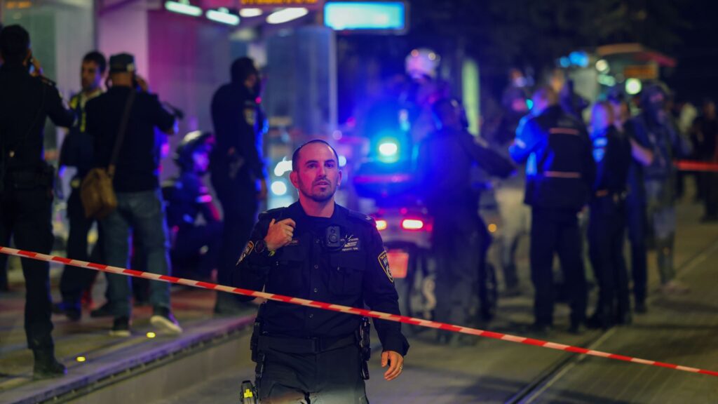El personal de seguridad israelí acordona el área donde se reportó un ataque en Jerusalén. Foto: Artículo 66 / AFP