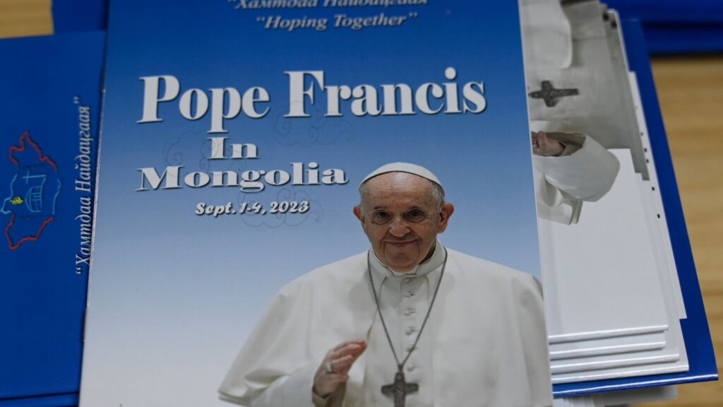 Un folleto sobre la próxima visita del Papa Francisco se exhibe en una iglesia católica en Ulán Bator, la capital de Mongolia, el 30 de agosto de 2023. (Foto de Pedro PARDO / AFP)