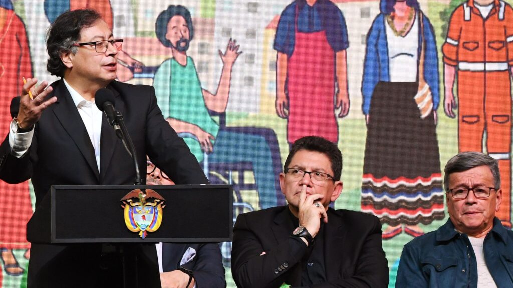 El presidente de Colombia, Gustavo Petro, habla durante una reunión entre el gobierno, la dirección guerrillera del Ejército de Liberación Nacional (ELN) y organizaciones civiles en Bogotá el 3 de agosto de 2023. 