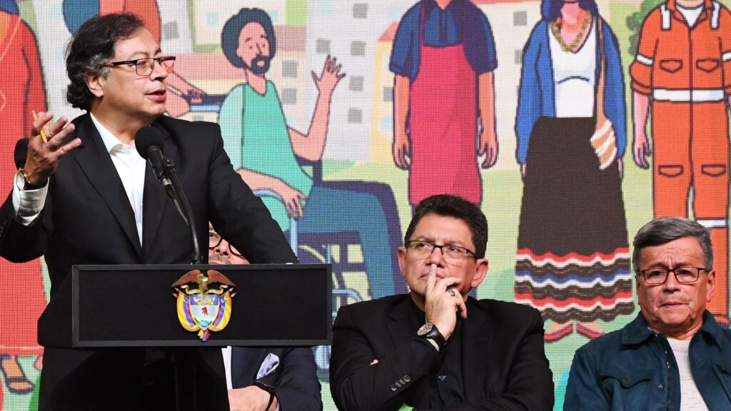 El presidente de Colombia, Gustavo Petro, habla durante una reunión entre el gobierno, la dirección guerrillera del Ejército de Liberación Nacional (ELN) y organizaciones civiles en Bogotá el 3 de agosto de 2023.