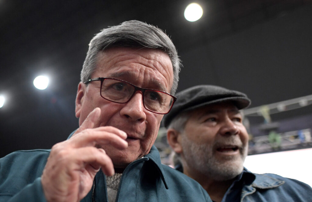 El jefe negociador del Ejército de Liberación Nacional (ELN), Pablo Beltrán, llega a la reunión entre el gobierno, la cúpula guerrillera del ELN y organizaciones civiles en Bogotá el 3 de agosto de 2023.