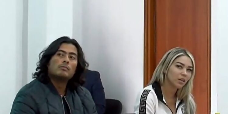 Captura tomada de un video divulgado por el Consejo Superior de la Judicatura de Colombia, que muestra a Nicolás Petro, hijo del presidente colombiano Gustavo Petro (izquierda), y su exesposa Daysuris Vásquez, asistiendo a una audiencia judicial en Bogotá el 30 de julio de 2023