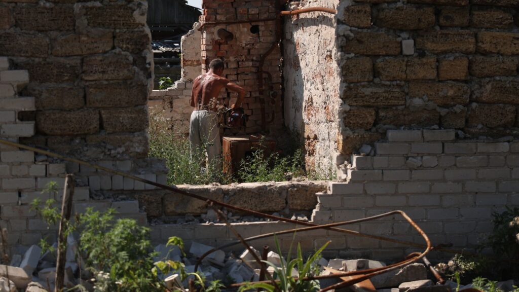 Un residente local trabaja en una casa dañada de Valentina Ostapenko en el pueblo de Topol's'ke, región de Kharkiv, el 5 de agosto de 2023, en medio de la invasión rusa en Ucrania. (Foto de Anatolii Stepanov / AFP)