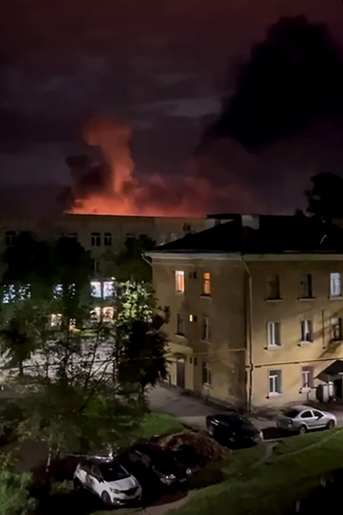 Imagen tomada de un vídeo publicado en la cuenta de Telegram de Mikhail Vedernikov, gobernador de la región rusa de Pskov, el 30 de agosto de 2023, una explosión ilumina el cielo mientras el ejército ruso repele un ataque con drones en un aeropuerto en el noroeste. ciudad de Pskov