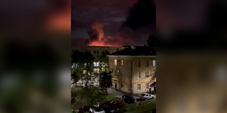 Imagen tomada de un vídeo publicado en la cuenta de Telegram de Mikhail Vedernikov, gobernador de la región rusa de Pskov, el 30 de agosto de 2023, una explosión ilumina el cielo mientras el ejército ruso repele un ataque con drones en un aeropuerto en el noroeste. ciudad de Pskov
