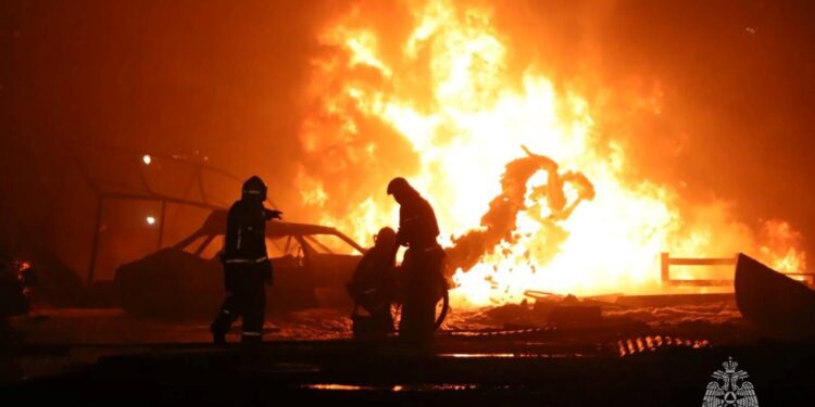 Esta fotografía del folleto tomada y publicada por el Ministerio de Emergencias de Rusia el 14 de agosto de 2023 muestra a los rescatistas apagando un incendio en una gasolinera en la ciudad de Makhachkala.