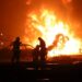 Esta fotografía del folleto tomada y publicada por el Ministerio de Emergencias de Rusia el 14 de agosto de 2023 muestra a los rescatistas apagando un incendio en una gasolinera en la ciudad de Makhachkala.