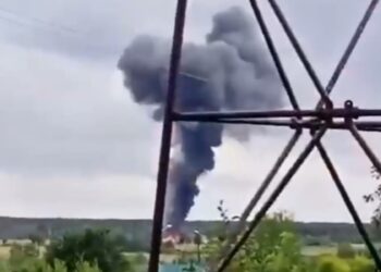 Este vídeo tomado de las imágenes publicadas en un canal de Telegram @grey_zone vinculado a Wagner el 23 de agosto de 2023 muestra humo elevándose sobre los restos del avión cerca de la aldea de Kuzhenkino, en la región de Tver. - Un avión privado se estrelló en la región de Tver en Moscú y el jefe de Wagner, Yevgeny Prigozhin, estaba en la lista de pasajeros, dijeron agencias rusas el 23 de agosto de 2023. (Foto de Handout / TELEGRAM/ @grey_zone / AFP) /
