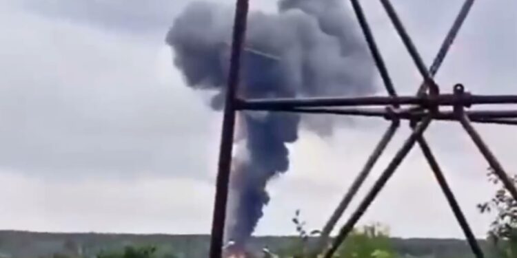 Este vídeo tomado de las imágenes publicadas en un canal de Telegram @grey_zone vinculado a Wagner el 23 de agosto de 2023 muestra humo elevándose sobre los restos del avión cerca de la aldea de Kuzhenkino, en la región de Tver. - Un avión privado se estrelló en la región de Tver en Moscú y el jefe de Wagner, Yevgeny Prigozhin, estaba en la lista de pasajeros, dijeron agencias rusas el 23 de agosto de 2023. (Foto de Handout / TELEGRAM/ @grey_zone / AFP) /