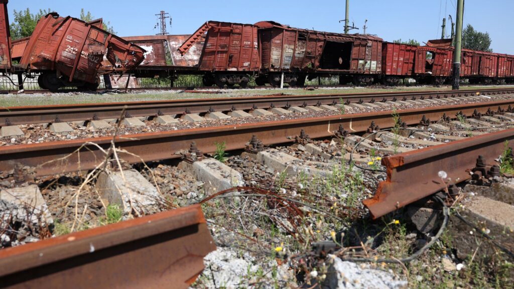 Restos de la estación de ferrocarril en el pueblo de Sosnove, región de Donetsk, el 5 de agosto de 2023, en medio de la invasión rusa en Ucrania. (Foto de Anatolii Stepanov / AFP)