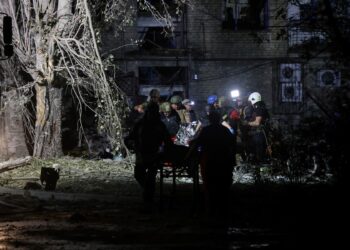 Los rescatistas sacan a una persona herida de un edificio residencial dañado luego de los ataques con misiles rusos en Pokrovsk, región de Donetsk, en medio de la invasión rusa de Ucrania. (Foto de Anatolii STEPANOV / AFP)