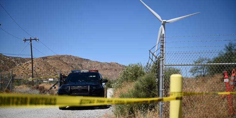 La cinta policial bloquea el acceso al sitio de los helicópteros estrellados en una ladera quemada en Cabazon, California, el 7 de agosto de 2023.