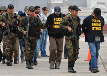 Siete detenidos peruanos y dos mexicanos, integrantes del cártel de Sinaloa, llegan a una terminal aérea de la policía en Lima el 4 de septiembre de 2014, provenientes de la ciudad norteña de Trujillo, donde fueron detenidos en posesión de 7,6 toneladas de cocaína incautadas la semana pasada.