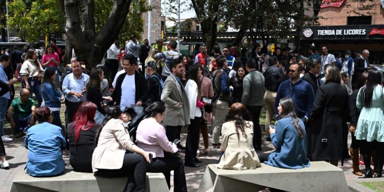 La gente permanece en las calles tras un sismo en Bogotá, el 17 de agosto de 2023. - Un fuerte sismo sacudió Bogotá el mediodía del jueves, provocando un breve viento de pánico en las calles de la capital colombiana, constató AFP.