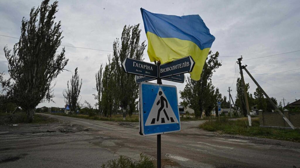 Ucrania afirma que izó su bandera en Crimea anexada