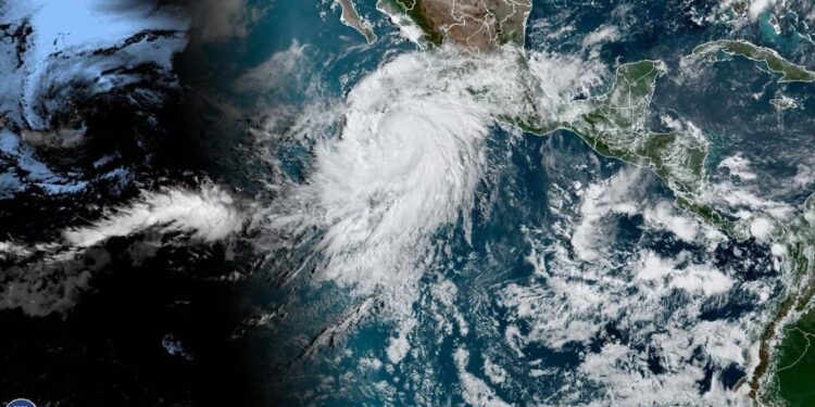 Hilary se convierte en huracán en el Pacífico mexicano