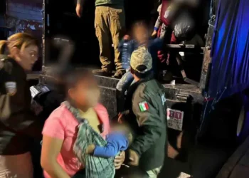 Encuentran encerrados a 231 migrantes en el contenedor de un camión en México