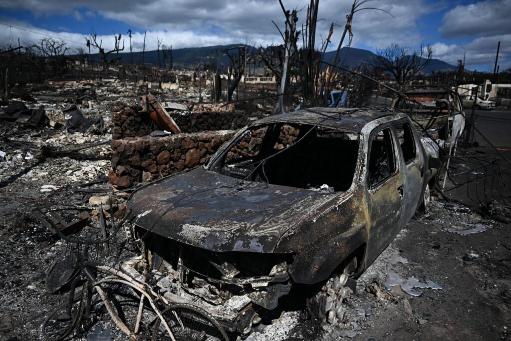 Un automóvil quemado se encuentra en el camino de entrada de una casa carbonizada después de un incendio forestal en Lahaina, en el oeste de Maui, Hawái, el 11 de agosto de 2023. - Un incendio forestal que dejó a Lahaina en ruinas carbonizadas mató al menos a 67 personas, dijeron las autoridades. el 11 de agosto, convirtiéndolo en uno de los desastres más mortíferos en la historia del estado de EE. UU. Los incendios forestales en Maui, alimentados por los fuertes vientos del huracán Dora que pasó por el sur de Hawái, estallaron el 8 de agosto y rápidamente engulleron a Lahaina. (Foto de Patrick T. Fallon / AFP)