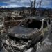 Un automóvil quemado se encuentra en el camino de entrada de una casa carbonizada después de un incendio forestal en Lahaina, en el oeste de Maui, Hawái, el 11 de agosto de 2023. - Un incendio forestal que dejó a Lahaina en ruinas carbonizadas mató al menos a 67 personas, dijeron las autoridades. el 11 de agosto, convirtiéndolo en uno de los desastres más mortíferos en la historia del estado de EE. UU. Los incendios forestales en Maui, alimentados por los fuertes vientos del huracán Dora que pasó por el sur de Hawái, estallaron el 8 de agosto y rápidamente engulleron a Lahaina. (Foto de Patrick T. Fallon / AFP)