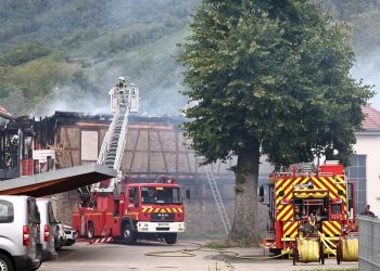 Los bomberos trabajan para extinguir un incendio que estalló en un hogar para personas discapacitadas en Wintzenheim, cerca de Colmar, este de Francia, el 9 de agosto de 2023. -