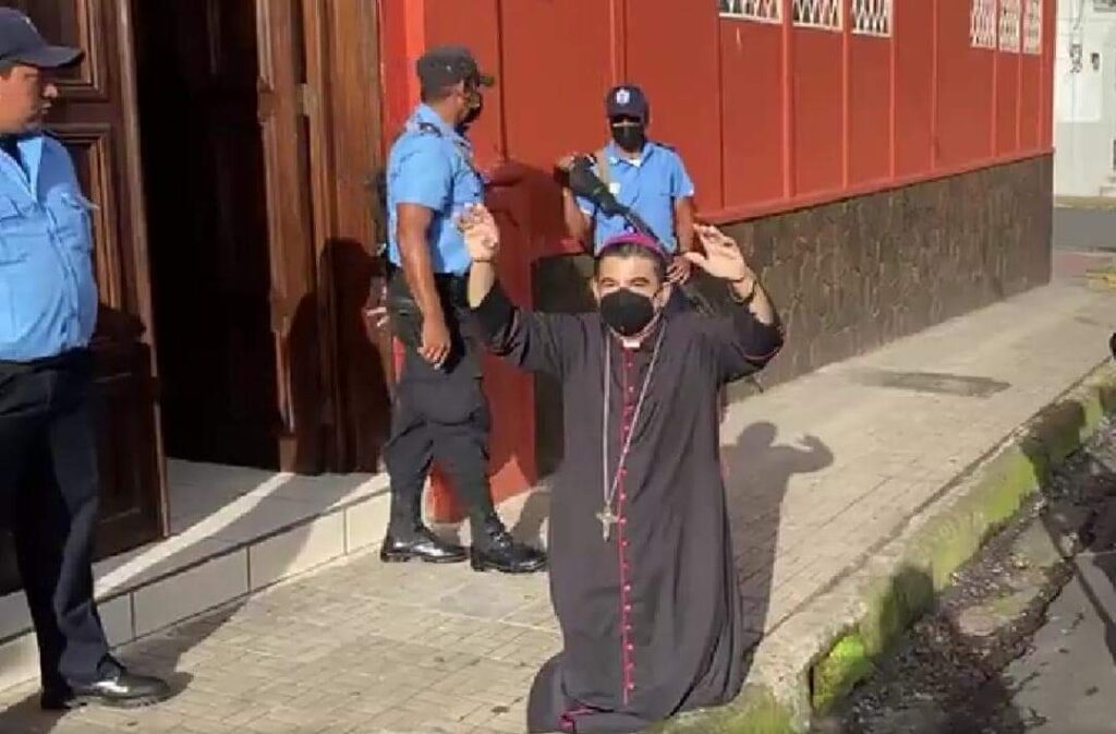 Por cumplir un año, el día en el que el obispo Álvarez desafió a la dictadura con el Santísimo en la mano