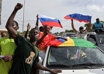 Los partidarios del Consejo Nacional para la Salvaguardia de la Patria (CNSP) de Níger ondean banderas rusas mientras se manifiestan en Niamey el 6 de agosto de 2023.