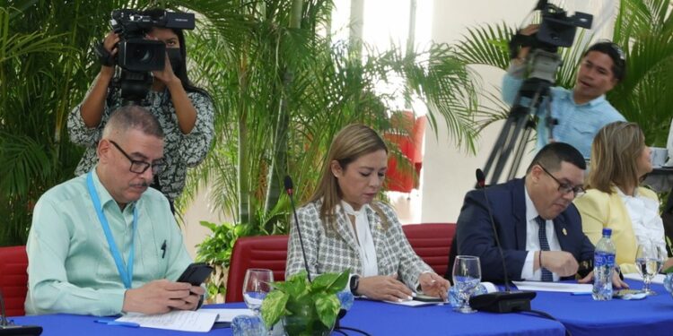Los diputados que integran la Junta Directiva del Parlamento Centroamericano durante una sesión del foro en mayo del año pasado en Managua.  