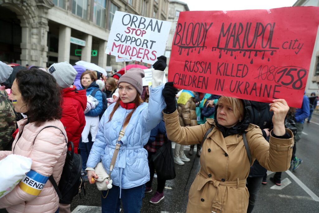 Las mujeres ucranianas y sus hijos participan en una marcha con el título "Al menos habrá terminado" con un cartel que dice "Rusia mató a 158 niños en Ucrania" en el centro de Budapest el 2 de abril de 2022 para manifestarse contra el actual gobierno húngaro bajo el primer Ministro Orban y contra la invasión rusa de Ucrania. (Foto de FERENC ISZA / AFP)