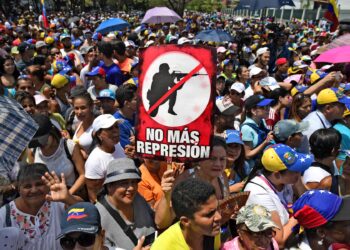 Estudiantes de la Universidad Experimental de las Artes realizan una actuación para protestar contra la represión militar a la sociedad civil y a los estudiantes durante las protestas contra el presidente venezolano Nicolás Maduro, en Caracas en abril de 2014.