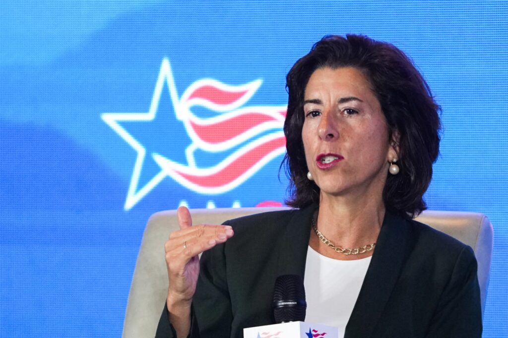 Hablar con China «no es un signo de debilidad», dice secretaria de Comercio de EEUU
