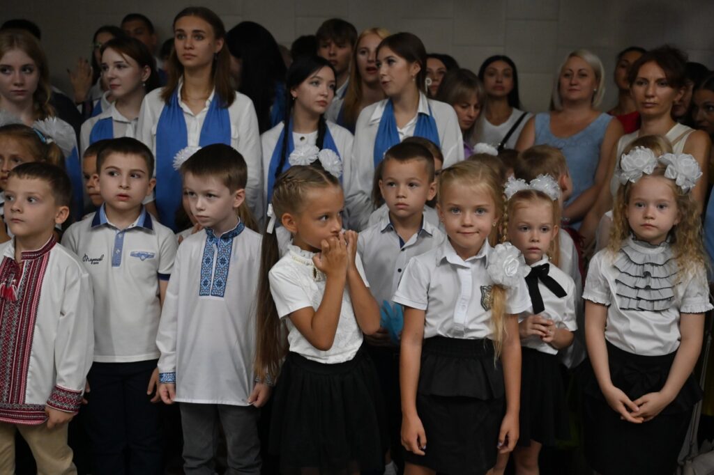 Niños ucranianos inician clases, Zelenski teme ataque ruso a escuelas
